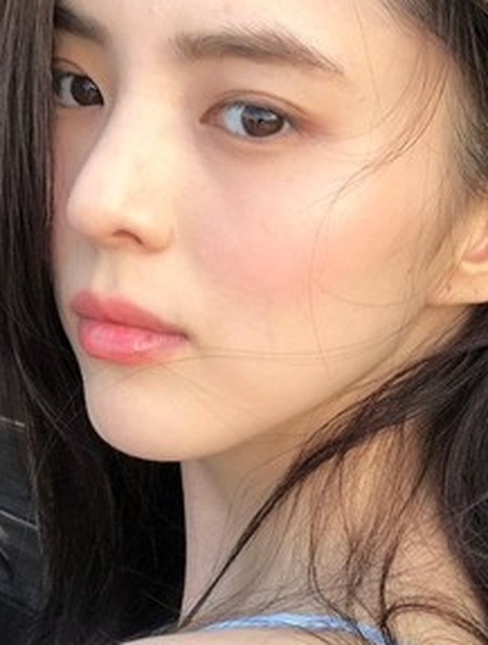 Han So Hee selalu sukses memukau netizen dengan kecantikan alaminya. Bahkan ia sudah dikenal sangat cantik sejak sebelum debut, lho./ foto: instagram.com/xeesoxee