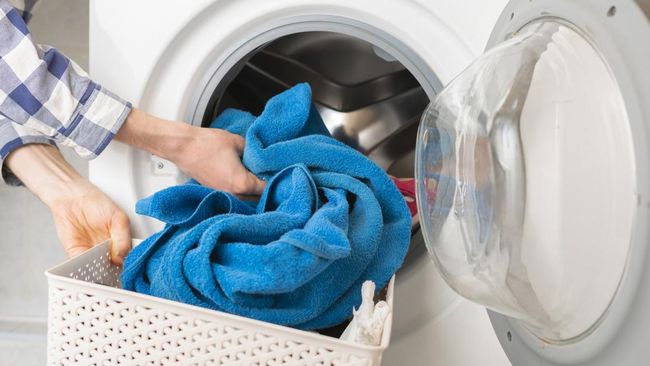 Sama halnya seperti pakaian, handuk baru juga harus dicuci terlebih dahulu sebelum menggunakannya. Simak cara mencuci handuk baru.