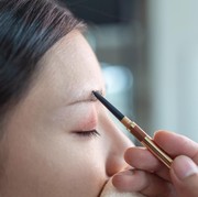 Duh, 5 Kesalahan Saat Pakai Alis Ini Bikin Kamu Terlihat Punya 'Alis Sinchan' lho!