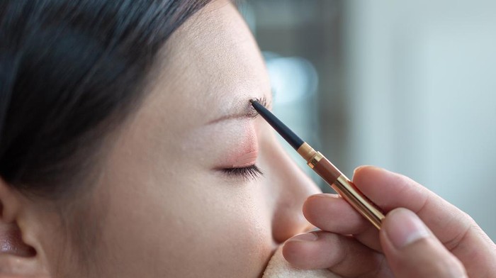 Duh, 5 Kesalahan Saat Pakai Alis Ini Bikin Kamu Terlihat Punya 'Alis Sinchan' lho!