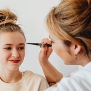 Supaya Nggak Terlihat Tua, Simak Cara Makeup Tampil Natural Ala Remaja Ini!