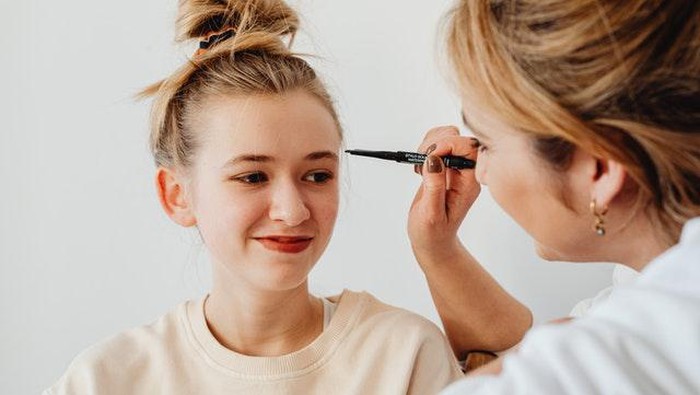 Supaya Nggak Terlihat Tua, Simak Cara Makeup Tampil Natural Ala Remaja Ini!