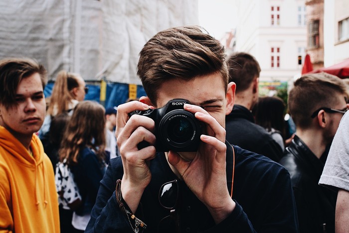 Ilustrasi seorang fotografer sedang memotret/Foto: Pexels/Ott Maidre