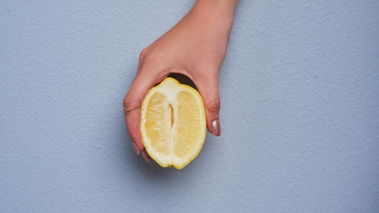 ilustrasi vagina Cropped studio shot of an unrecognizable woman holding a lemon against gray background