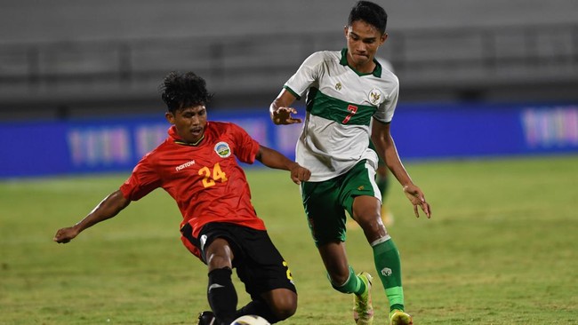 Timnas Indonesia U-23 yang akan tampil dalam laga pertama SEA Games 2021 (SEA Games 2022) menjalani latihan di alun-alun depan hotel.
