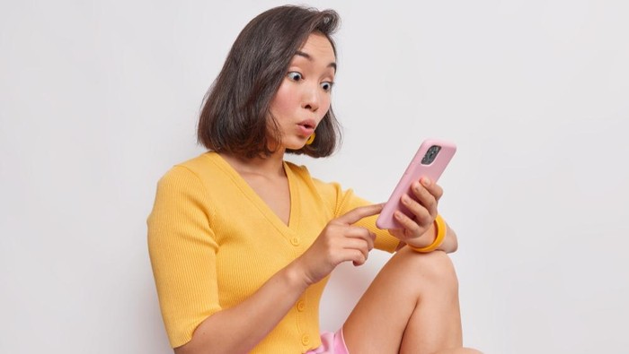 Nggak Suka Pasangan atau Teman Kepoin Album Foto? Sembunyiin Aja! iOS 16 Punya Solusinya