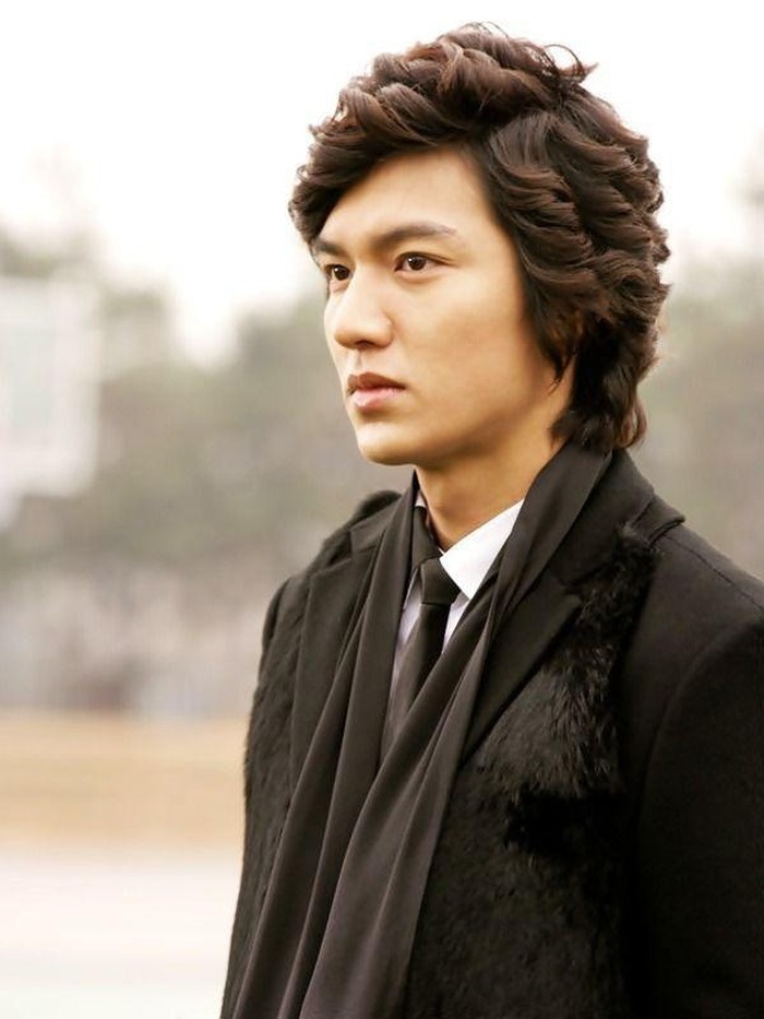 Dalam drama Boys Over Flowers (2009), Lee Min Ho memiliki gaya rambut yang cukup fenomenal kala itu. Ia tampil dengan rambut penuh ikal berwarna kecokelatan yang terlihat klasik./ Foto: soompi.com