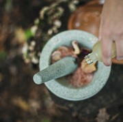 Beaupicks: Rekomendasi 3 Masker Mugwort Basmi Jerawat, Sudah Dicoba?