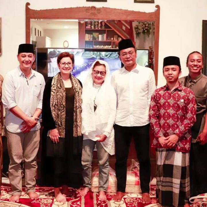 <p>Duka mendalam masih dirasakan Nurul Arifin dan suaminya, Mayong Suryo Laksono. Kehilangan putri sulungnya, Maura Magnalia Madyaratri, membuat keduanya terpukul. Walaupun berbeda agama dengan putrinya, Nurul pun menggelar acara tahlilan baru-baru ini. (Foto: Instagram @na_nurularifin)</p>
