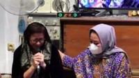 <p>Menurut Nurul Arifin, diadakannya acara tahlilan tersebut sebagai doa dari ibunda untuk anak tercinta. Tangis Nurul Arifin pun tak lagi bisa terbendung ketika membicarakan lagi Maura di sela-sela acara tahlilan. (Foto: Instagram Stories @na_nurularifin)</p>