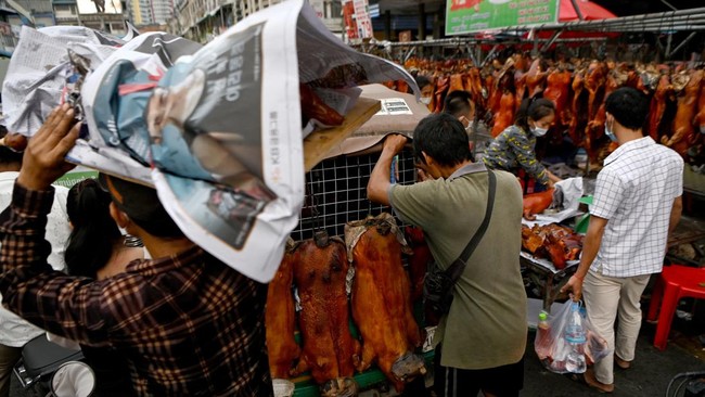 FOTO: Babi Panggang Merah Imlek di Phnom Penh