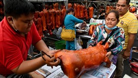 FOTO: Babi Panggang Merah Imlek di Phnom Penh