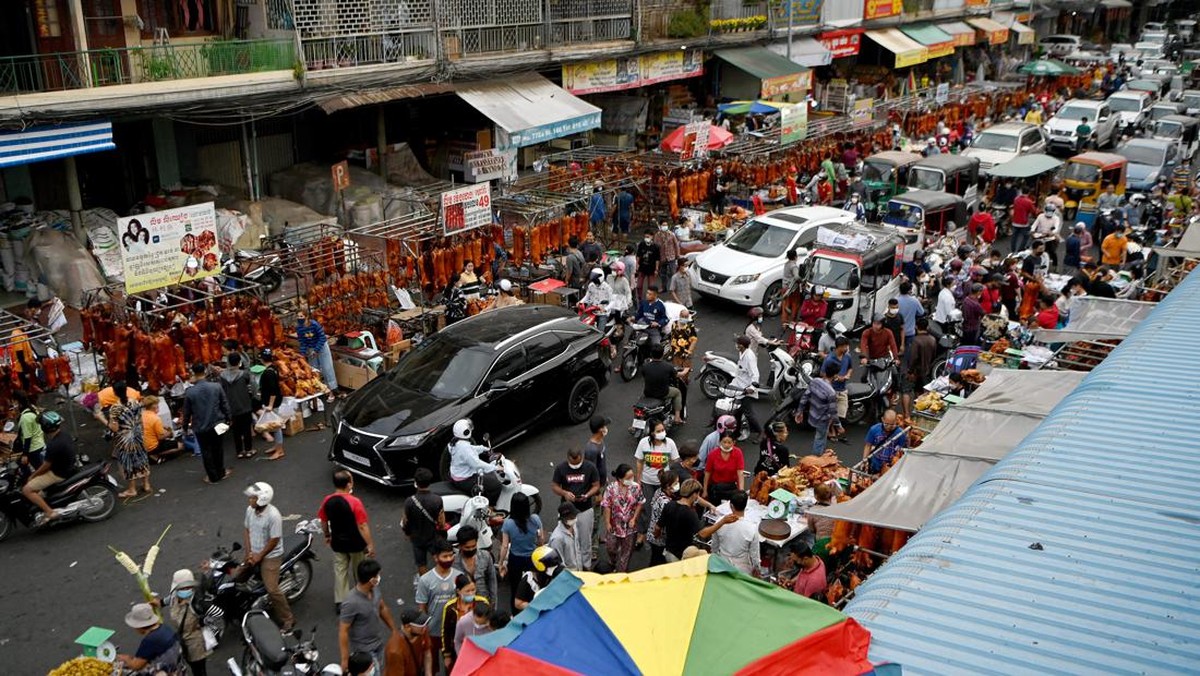 FOTO: Babi Panggang Merah Imlek di Phnom Penh