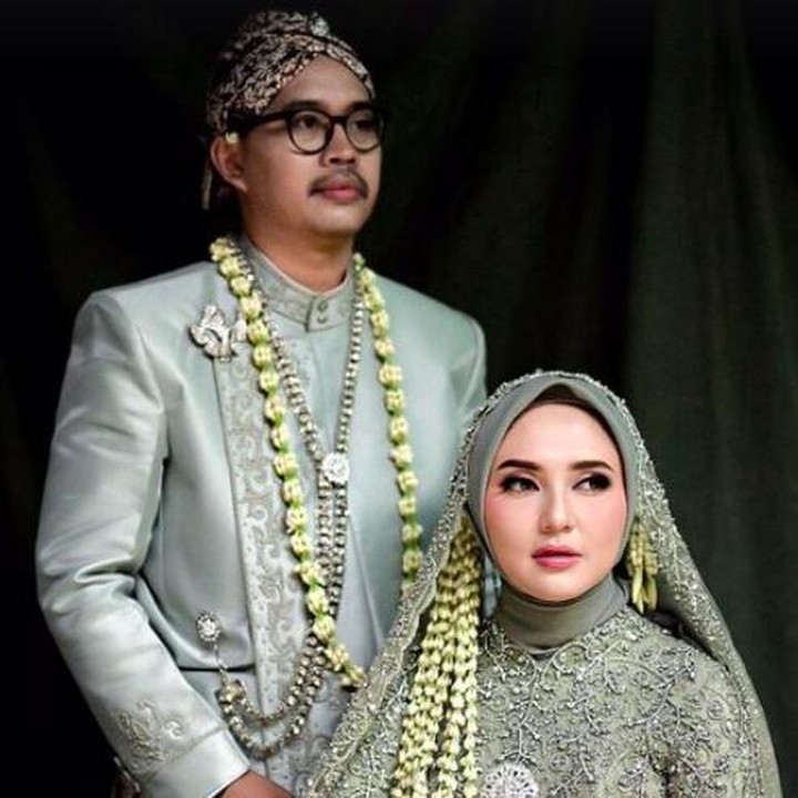 <p>Prosesi ijab kabul terlihat berjalan lancar dan disiarkan langsung lewat kanal YouTube. Ayah Rara Nawangsih, Kadari Wahyu Kadarisman, bertindak sebagai orang yang menikahkan. (Foto: Instagram Stories Rara Nawangsih)</p>