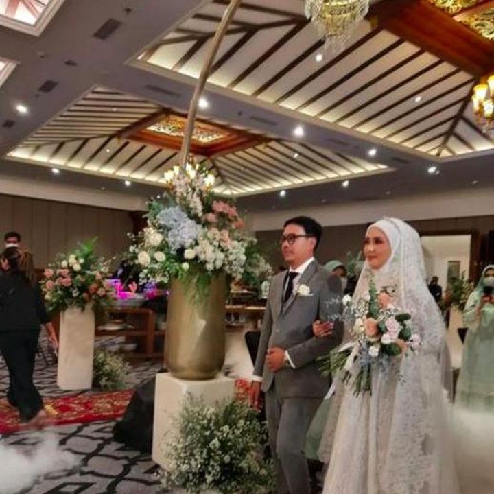 <p>Momen ketika Rara Nawangsih dan Hifni menuju pelaminan untuk melangsungkan resepsi pernikahan. Resepsinya digelar di Hotel Grand Dafam Rohan, Yogyakarta. Pernikahan Rara Nawangsih dihadiri oleh seluruh keluarga besarnya dan sang suami. Teman-teman terdekatnya turut memberikan doa restu. (Foto: Instagram Stories Rara Nawangsih)</p>
