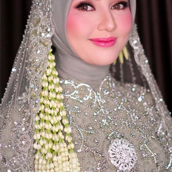 <p>Di momen sekali seumur hidupnya itu, tepatnya ketika melangsungkan akad nikah, Rara Nawangsih mengenakan busana bernuansa hijau toska. Dengan riasan wajah membuat dirinya makin tampak cantik dan anggun. (Foto: Instagram @liapharaoh)</p>
