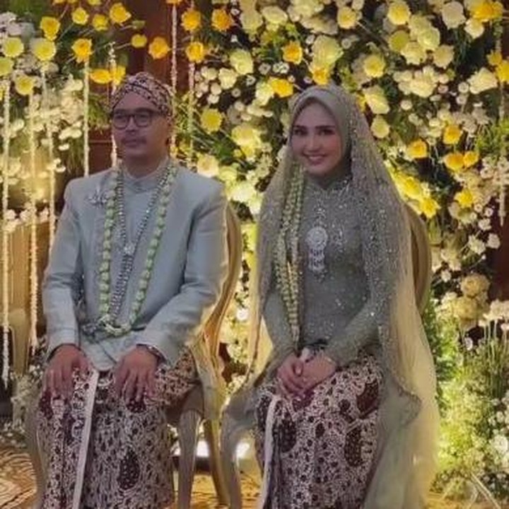 <p>Pemeran ibunda Andin (Mama Sofia) itu menikah dengan Hifni Muhammad Nasikh yang kini menjabat sebagai anggota DPRD DIY. Akad nikah keduanya diselenggarakan di Srandakan, Bantul. (Foto: Instagram Stories Lia Pharaoh)</p>