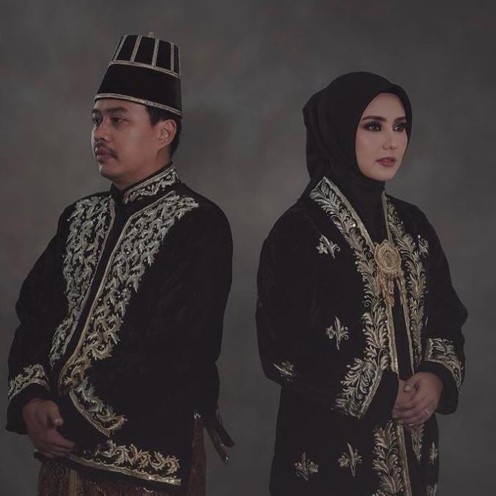 <p>Beberapa hari sebelum menikah, Rara Nawangsih dan Hifni pamerkan foto prewed mereka. Sama seperti tema akad nikah mereka yang kental dengan adat Jawa, foto prewedding-nya juga bertema pengantin Jawa. Wah, selamat ya untuk Rara Nawangsih dan suami! (Foto: Instagram Stories Rara Nawangsih)</p>
