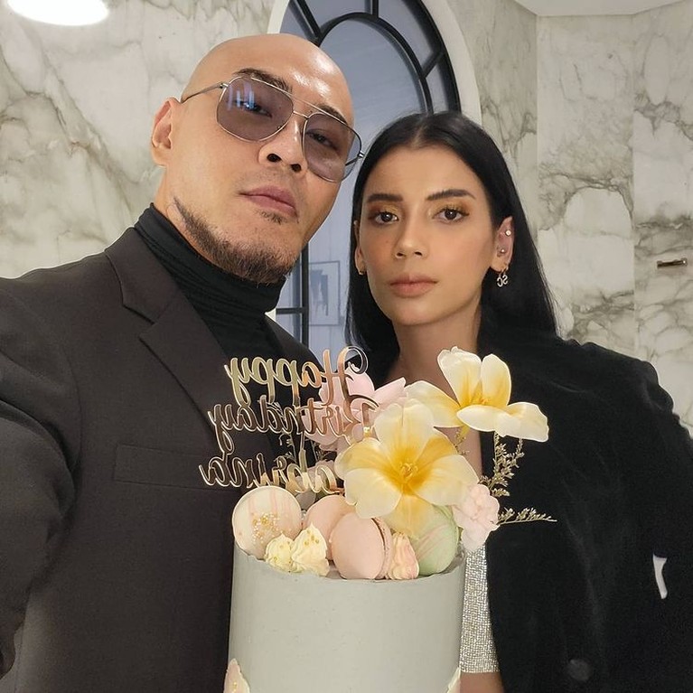 Potret Deddy Corbuzier dan Sabrina Chairunnisa yang disebut jarang foto bareng.