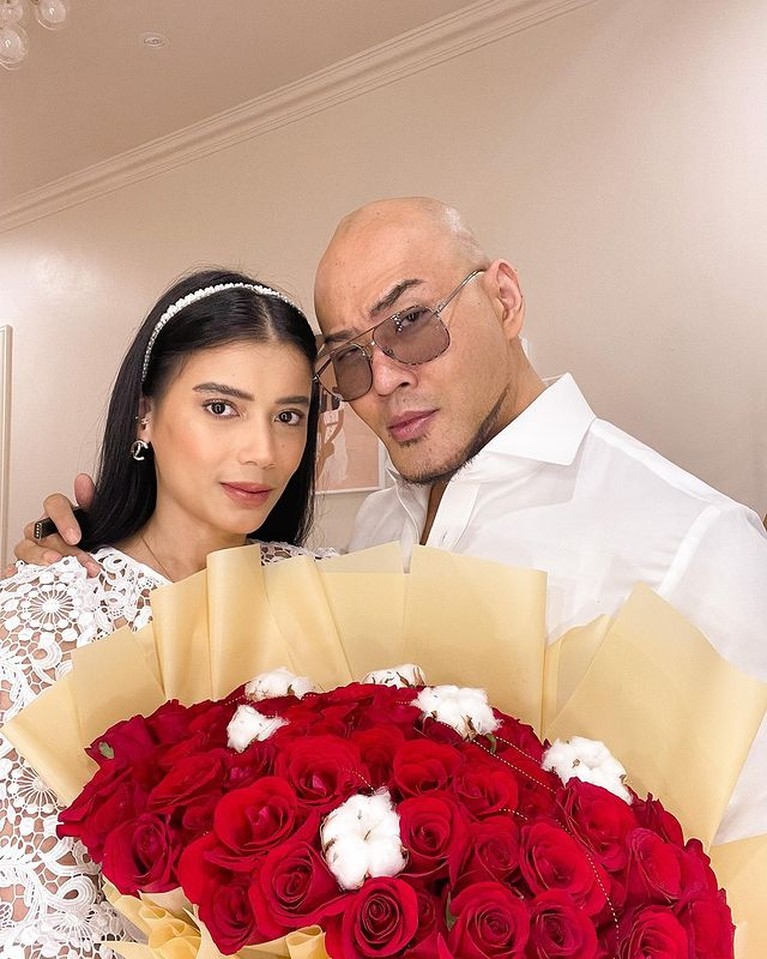 Potret Deddy Corbuzier dan Sabrina Chairunnisa yang disebut jarang foto bareng.