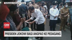 VIDEO: Presiden Jokowi Bagi Angpao ke Pedagang
