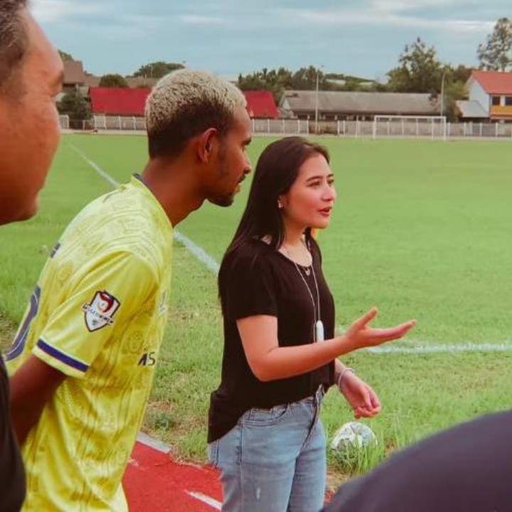 <p>Beberapa waktu terakhir, Prilly Latuconsina juga kerap muncul dalam kegiatan Persikota, terutama saat latihan rutin. "Menepati janjiku ke Persikota, aku menyempatkan waktu untuk nonton persikota latihan, seru banget!" ujar Prilly Latuconsina. (Foto: Instagram @prillylatuconsina96)</p>