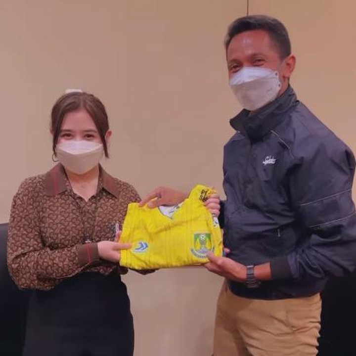 <p>Prilly Latuconsina membuat kejutan di media sosialnya, baru-baru ini. Ia resmi masuk ke jajaran pemilik klub sepak bola Persikota Tangerang, Bunda. (Foto: Instagram @prillylatuconsina96)</p>