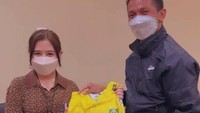 <p>Prilly Latuconsina membuat kejutan di media sosialnya, baru-baru ini. Ia resmi masuk ke jajaran pemilik klub sepak bola Persikota Tangerang, Bunda. (Foto: Instagram @prillylatuconsina96)</p>