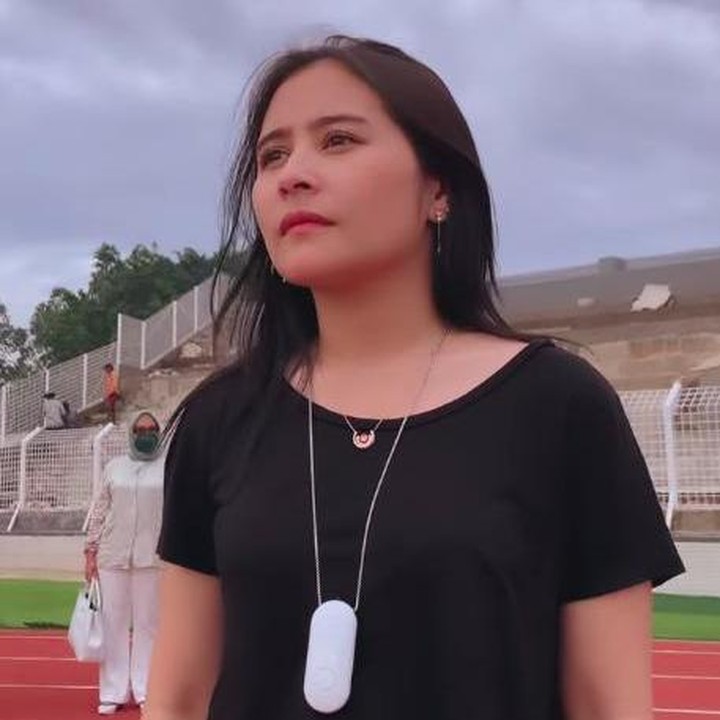 <p>Hal ini diungkap Prilly Latuconsina lewat akun Instagram-nya. "Perempuan juga bisa! Akhirnya bisa resmi mengumumkan kalau sekarang aku bergabung di Persikota Tangerang sebagai pemilik," tulis Prilly. (Foto: Instagram @prillylatuconsina96)</p>
