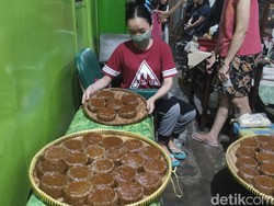 Produsen Kue Keranjang Ini Bertahan Meski Ramai Pesanan Jelang Imlek Doang