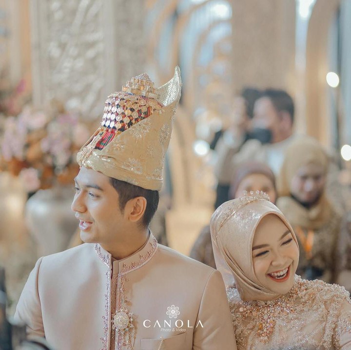 <p>Sebelumnya, acara pernikahan Ria Ricis dan Teuku Ryan digelar tak kalah mewah. Mereka menikah di salah satu hotel bintang lima kawasan Pondok Indah, Jakarta Selatan. (Foto: Instagram @canolaphoto @hisyam.sajin)</p>