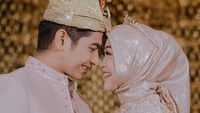 <p>Ria Ricis dan Teuku Ryan resmi menikah pada 12 November 2021 lalu. Dua bulan menjalani rumah tangga, kali ini mereka menggelar acara ngunduh mantu. (Foto: Instagram @canolaphoto @antzcreator @hisyam.sajin)<br /><br /><br /></p>