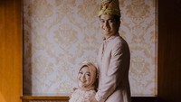 <p>Acara ngunduh mantu digelar di Aceh, yang merupakan kampung halaman sang suami. Ria Ricis dan Teuku Ryan tampil kompak mengenakan busana pengantin berwarna lembut dengan sentuhan adat Aceh. (Foto: Instagram @canolaphoto @antzcreator @hisyam.sajin)<br /><br /><br /></p>