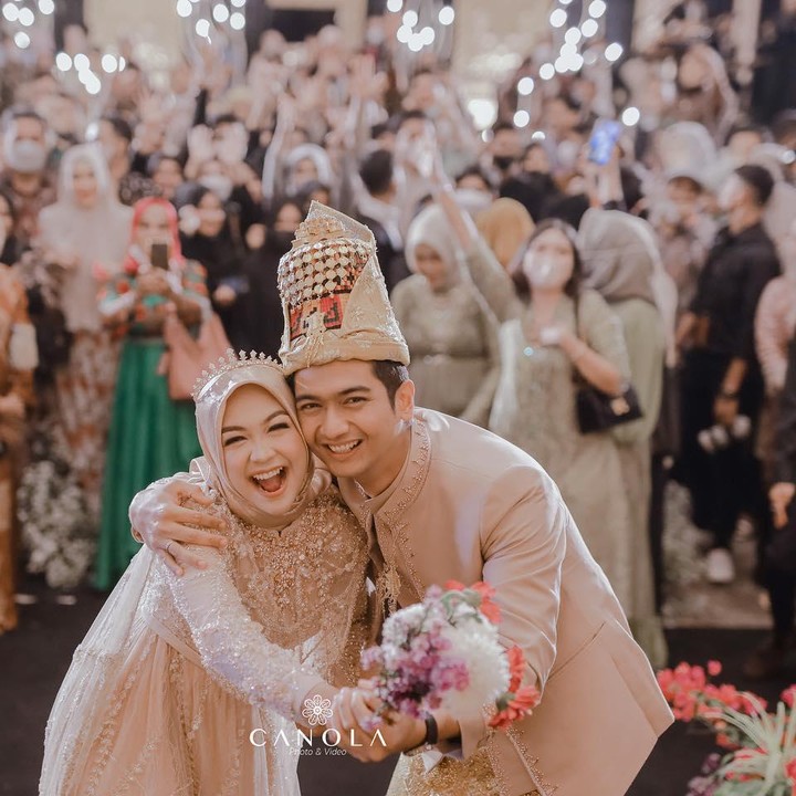 <p>Ria Ricis dan Teuku Ryan juga melempar bunga kepada para tamu undangan yang hadir. Kemeriahan acara begitu terpancar dari potret mereka. (Foto: Instagram @canolaphoto @antzcreator @hisyam.sajin)<br /><br /><br /></p>