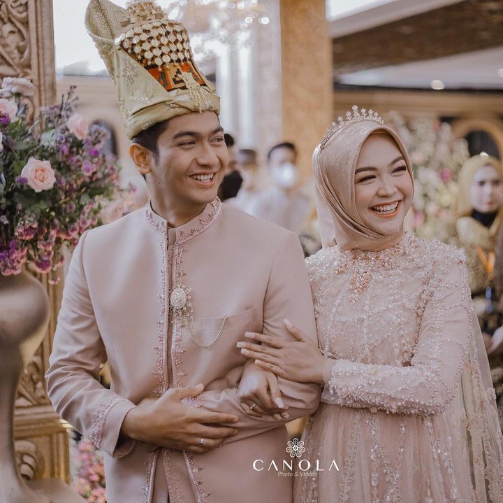 <p>Acara tersebut digelar dengan mengundang kerabat dekat mereka. Ria Ricis dan Teuku Ryan menyapa para tamu undangan ketika acara dimulai. (Foto: Instagram @canolaphoto @antzcreator @hisyam.sajin)<br /><br /><br /></p>
