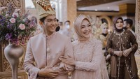 <p>Acara tersebut digelar dengan mengundang kerabat dekat mereka. Ria Ricis dan Teuku Ryan menyapa para tamu undangan ketika acara dimulai. (Foto: Instagram @canolaphoto @antzcreator @hisyam.sajin)<br /><br /><br /></p>