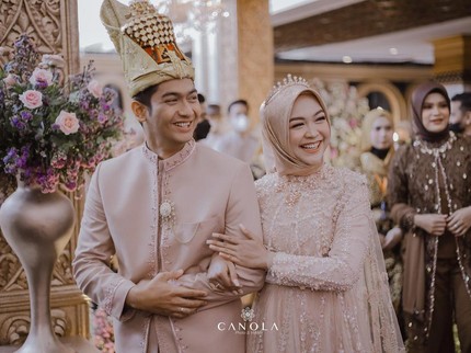 7 Potret Acara Ngunduh Mantu Ria Ricis dan Teuku Ryan yang Tak Kalah Mewah