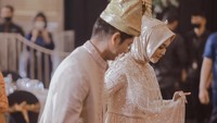 <p>Aktor berusia 27 tahun itu tampak menuntun Ria Ricis ke atas pelaminan. Ia mendampingi sang istri yang terlihat cantik dengan mengenakan gaun pengantin. (Foto: Instagram @canolaphoto @antzcreator @hisyam.sajin)<br /><br /><br /></p>
