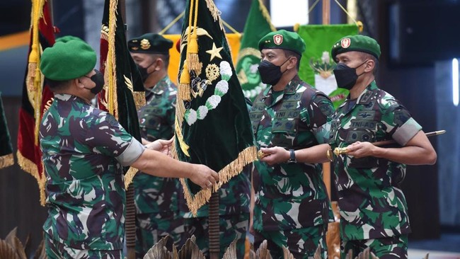 KSAD Jenderal Dudung Abdurachman memimpin sertijab Pangdam Jaya dan Pangdam Iskandar Muda di Mabesad, Jakarta, Jumat (24/3).
