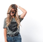 Sifat Temanmu Bisa Dilihat dari Jenis Kaos Kesukaan Mereka! Kaos Hitam Artinya Suka Overthinking