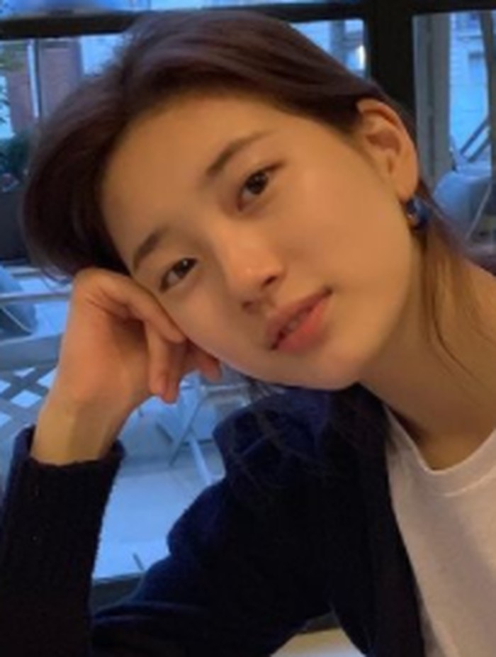 Suzy jadi salah satu selebriti Korea yang cukup sering mengunggah foto tanpa makeup di akun Instagram pribadinya. Tampil bare face, pesona penyanyi dan aktris yang satu ini pun tetap menawan./ foto: instagram.com/skuukzky