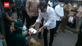VIDEO: Jokowi Bagi-bagi Angpao ke Pedagang Pasar Sepinggan