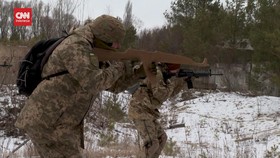 VIDEO: Tentara Rusia Dekati Ukraina, Warga SIpil Latihan Perang