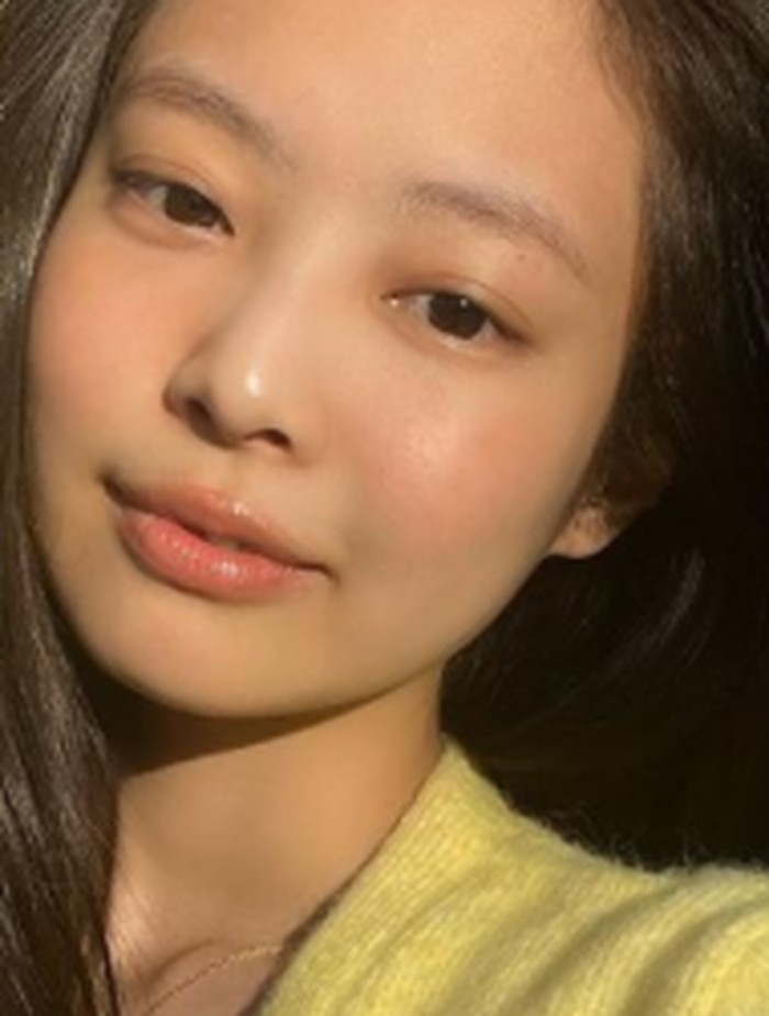 Tidak kalah dengan rekan satu grupnya, Jisoo, Jennie 'BLACKPINK' juga makin terlihat imut ketika tampil tanpa menggunakan makeup, lho!/ foto: instagram.com/jennierubyjane
