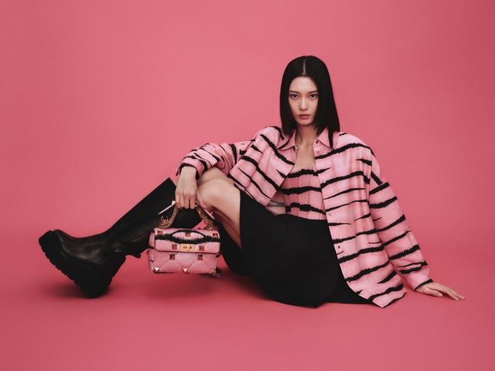 Selain itu turut hadir dalam bentuk coat di mana terlihat edgy ketika dipadukan bersama boots. Foto: courtesy of Valentino