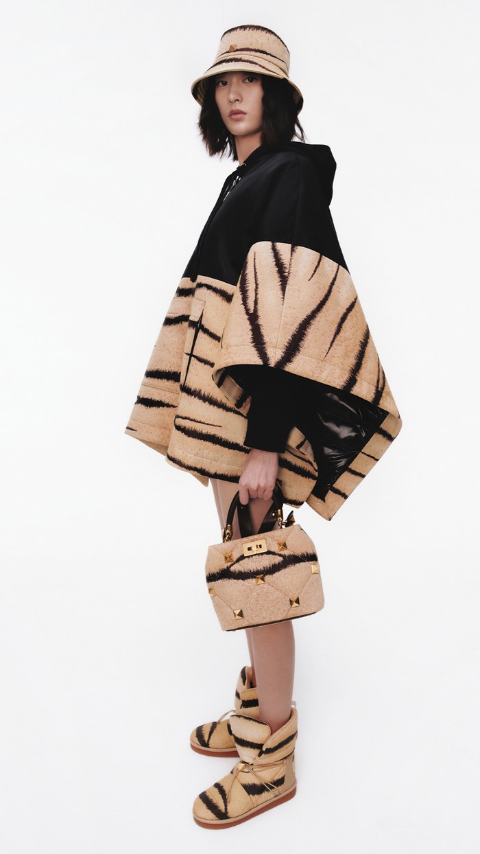 Nuansa kasual dan boyish hadir dalam pilihan warna beige dan hitam serta lewat busana cape. Foto: courtesy of Valentino