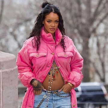 Berani Beda dan Stylish, Begini Cara Rihanna Umumkan Kehamilan dengan A$AP Rocky!