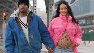Mahal Banget! Segini Harga Baju Rihanna saat Umumkan Kehamilan