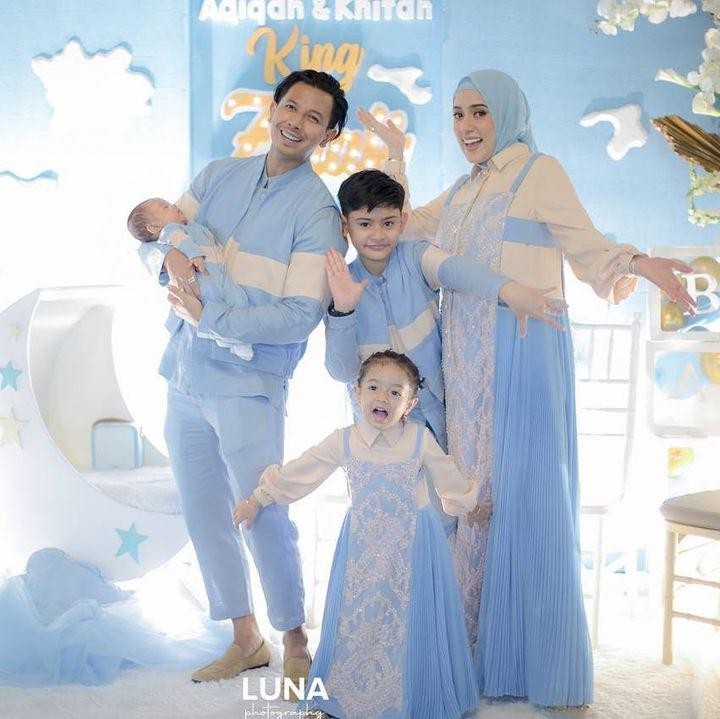 <p>Ternyata, acara yang digelar tak hanya untuk memperingati aqiqah sang putra, lho. Acara ini digelar sekaligus untuk merayakan prosesi khitan atau sunatan sang anak. (Foto: Instagram: @fairuzarafiq)</p>