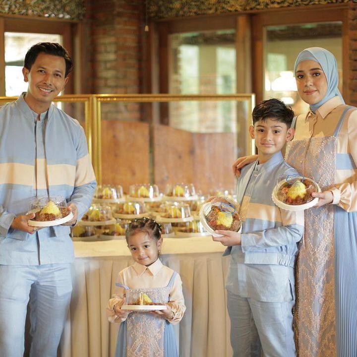 <p>Tak hanya sovenir, Sonny dan Fairuz turut menyiapkan sebuah tumpeng mini untuk dibagikan kepada para tamu, lho. (Foto: Instagram: @fairuzarafiq)</p>